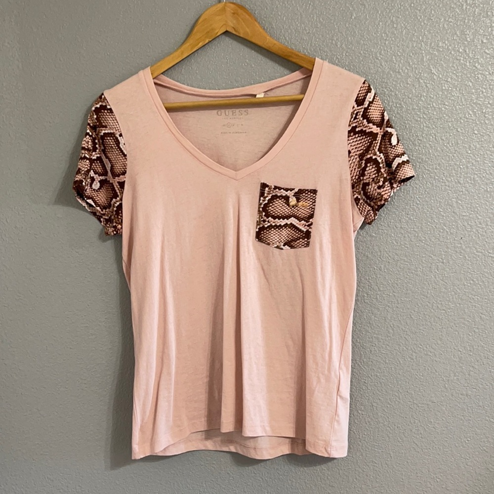 ⭐️GUESS BRAND PINK SNAKESKIN PRINT SHIRT⭐️